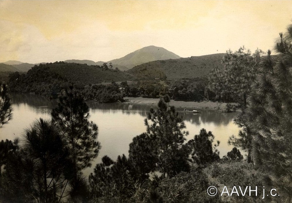 Sông Hương nhìn từ đồi Vọng Cảnh, 1930.