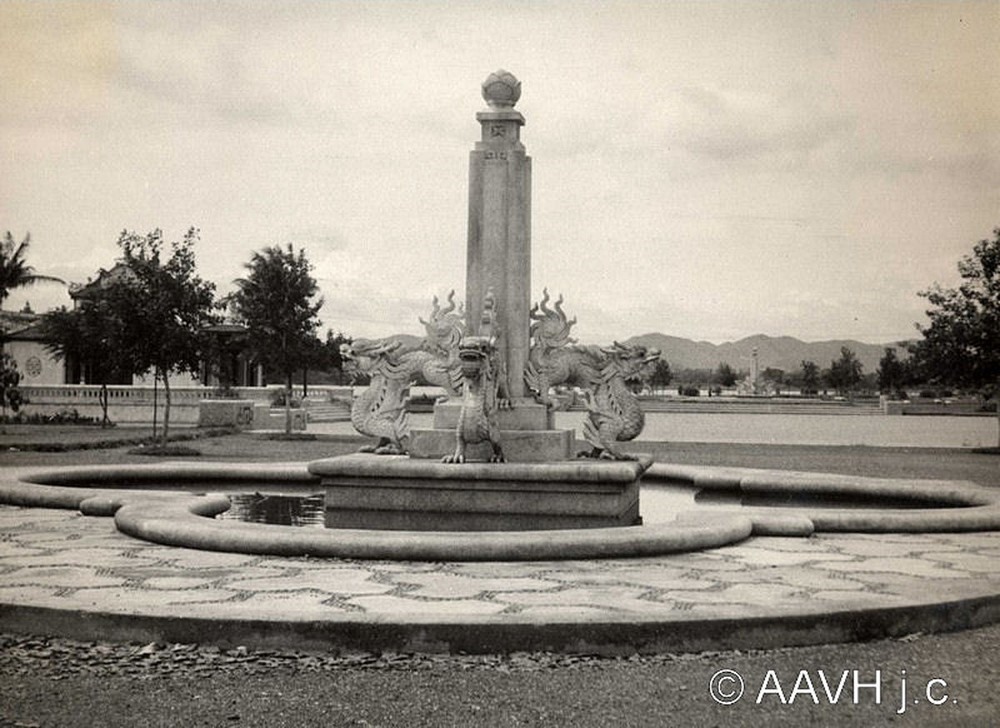 Đài phun nước hình rồng bên bờ sông Hương, 1936.