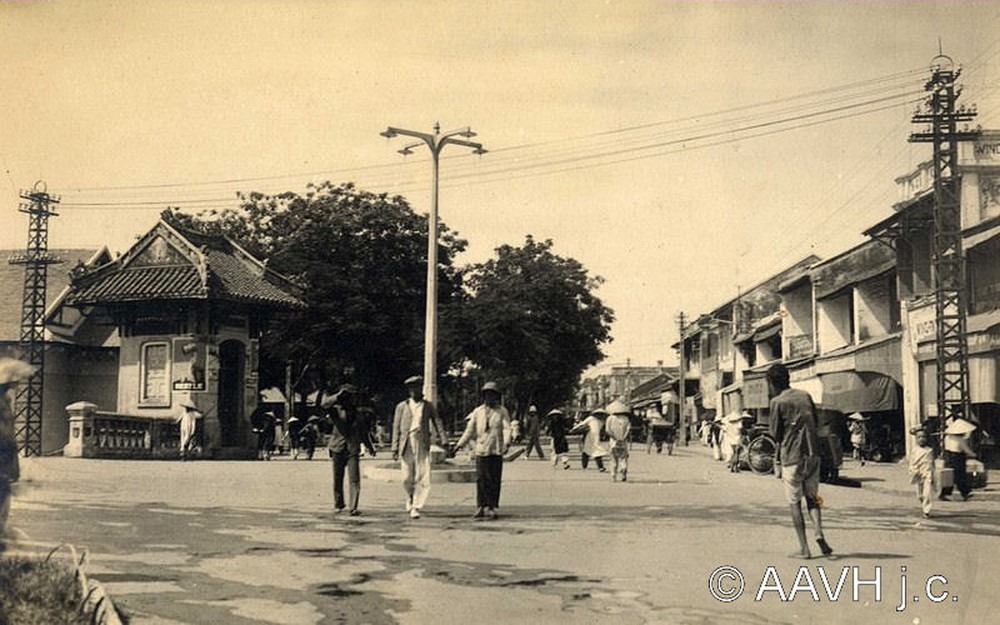 Lối lên cầu Trường Tiền năm 1936.