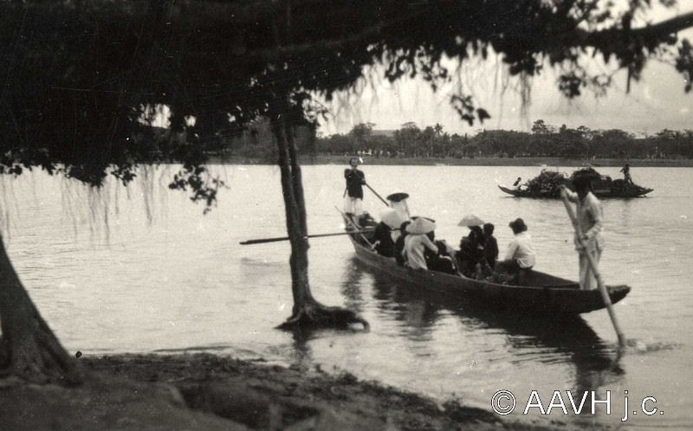 Đò ngang trên sông Hương, 1950.