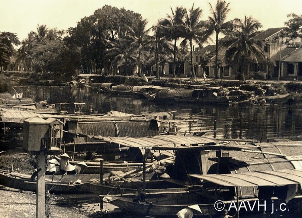 Xóm vạn đò trên kênh Đông Ba, 1930.