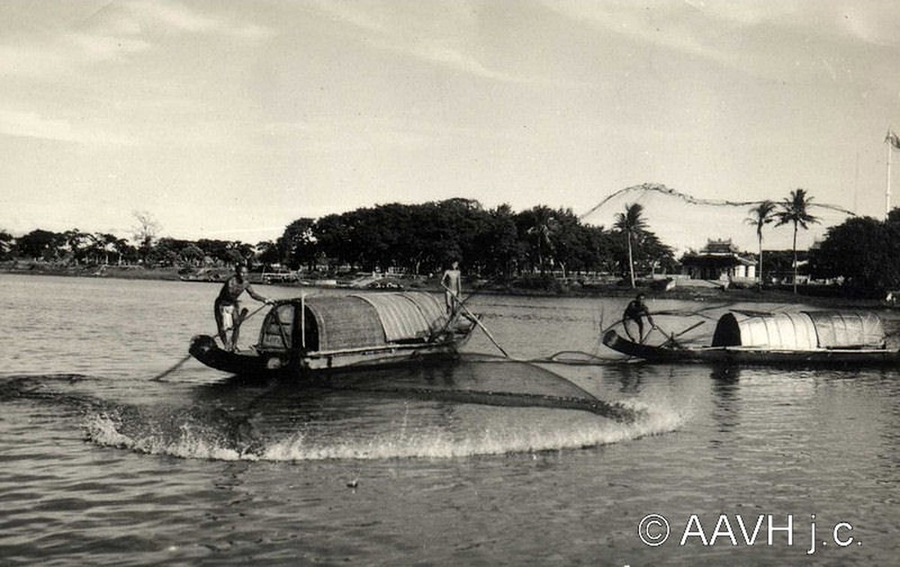 Ngư dân quăng lưới đánh cá trên sông Hương, 1950.