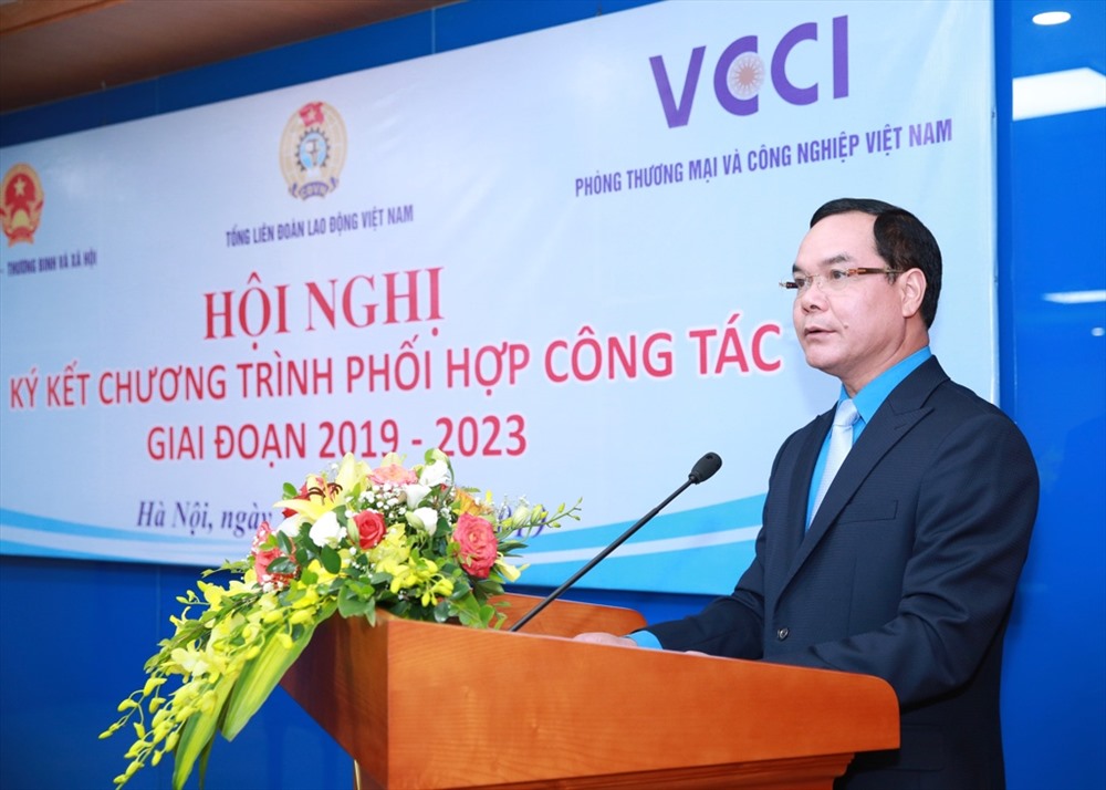 Đồng chí Nguyễn Đình Khang, Ủy viên Trung ương Đảng, Chủ tịch Tổng Liên đoàn Lao động Việt Nam phát biểu tại Hội nghị. Ảnh: Hải Nguyễn