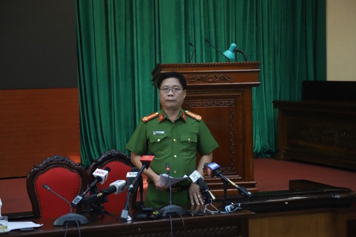 Phó trưởng phòng Cảnh sát Hình sự - Công an thành phố Hà Nội thông tin về vụ cháy Công ty Rạng Đông. Ảnh: NC