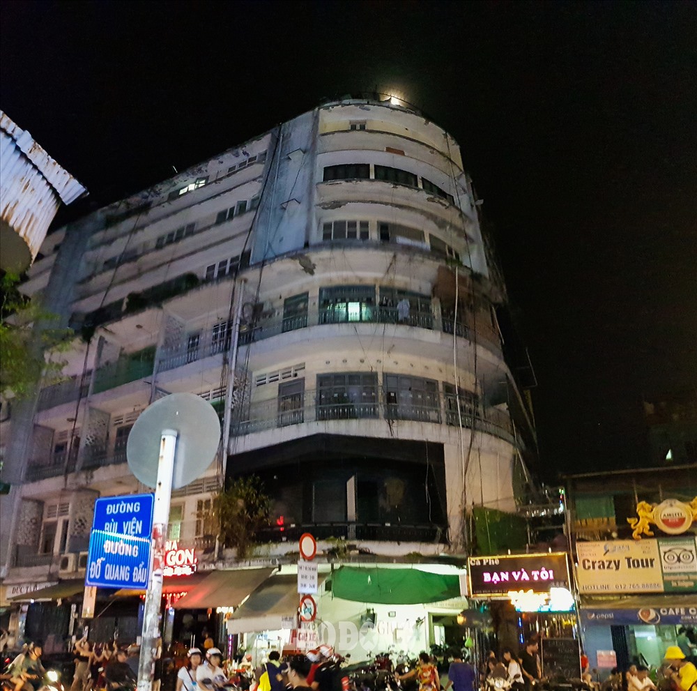 Dù nằm bên một trong những tuyến phố sầm uất và náo nhiệt nhất Sài Gòn, tòa chung cư ngày càng trở nên hoang lạnh.