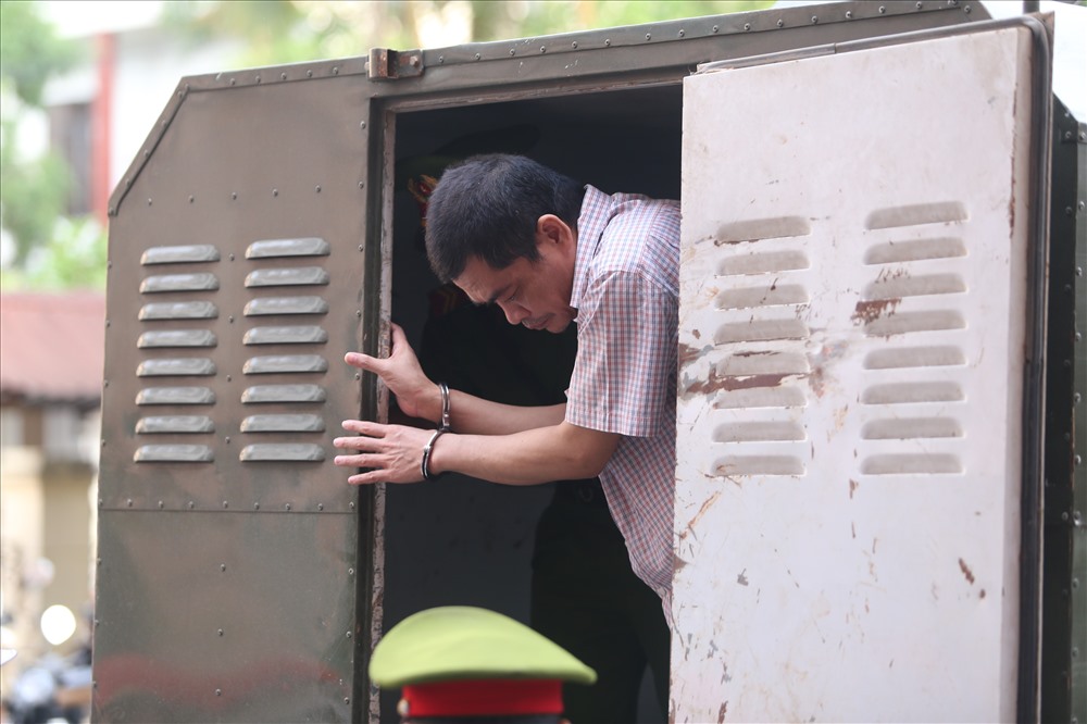 Lúc 7h45, bị cáo Nguyễn Thanh Hoài được đưa đến tòa án.