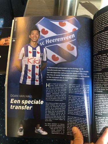 Điều đầu tiên sau khi Văn Hậu sang Hà Lan khiến chàng trai này ấn tượng đó là CLB SC Heerenveen dành hẳn 1 trang báo giới thiệu về anh.