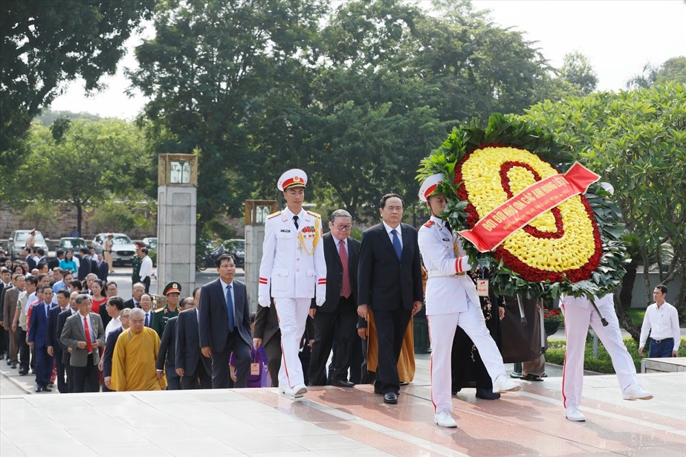 Đoàn đại biểu dâng hoa tại tượng đài Bắc Sơn. Ảnh: Quang Vinh