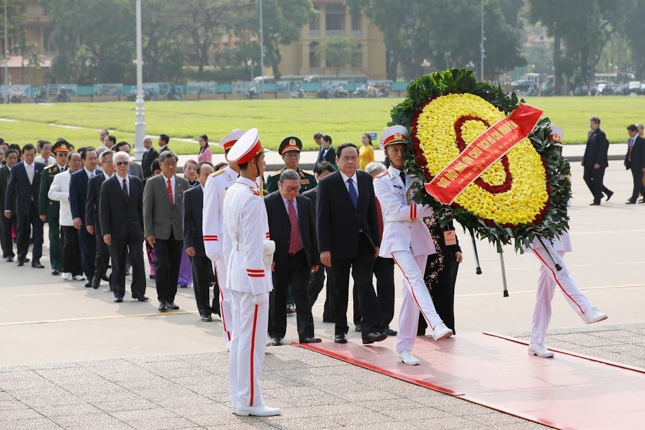 Đoàn đại biểu dâng vòng hoa trước khi vào viếng lăng Chủ tịch Hồ Chí Minh. Ảnh: Quang Vinh
