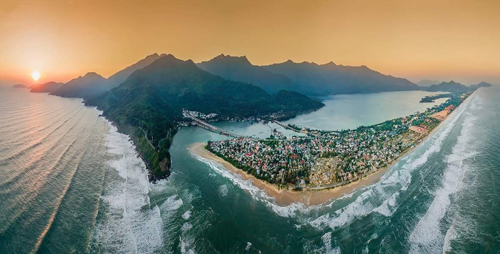 Bình minh toàn cảnh Lăng Cô. Ảnh: Nông Thanh Toàn