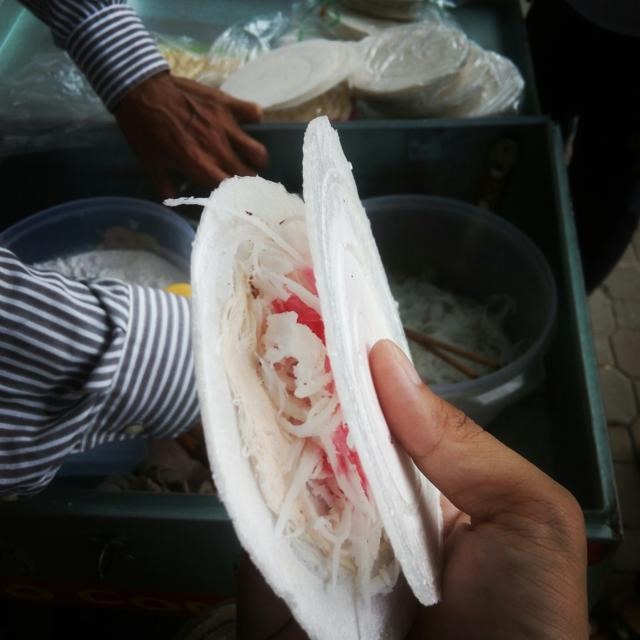 Kẹo chỉ tơ hồng vốn là một loại kẹo rất nổi tiếng thuở xưa ở Sài Gòn.