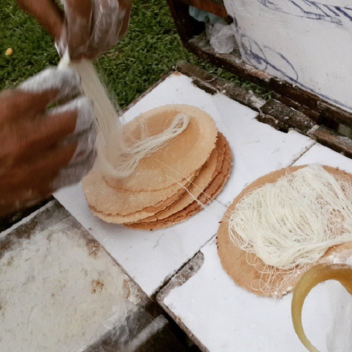 Những đôi bàn tay ma thuật đang “biến hóa” cho món kẹo chỉ trông ngon mắt hơn.