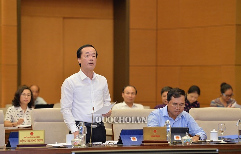 Bộ trưởng Bộ Xây dựng Phạm Hồng Hà trình bày tờ trình. Ảnh Quochoi.vn