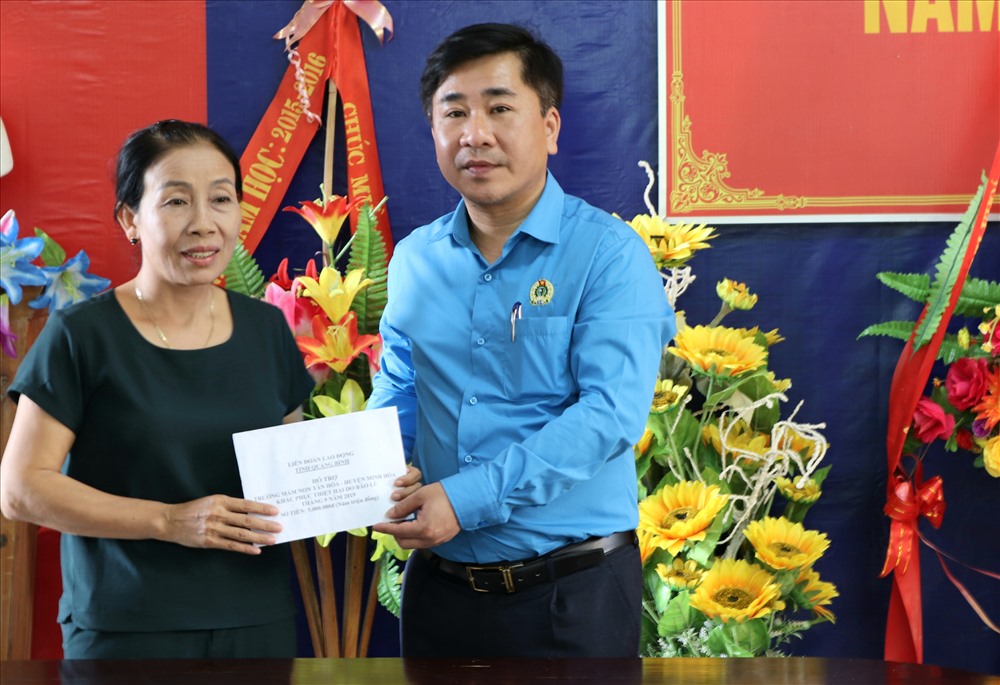 Chủ tịch LĐLĐ Quảng Bình Phạm Quang Long trao hỗ trợ cho trường mầm non Tân Hóa. Ảnh: Lê Phi Long