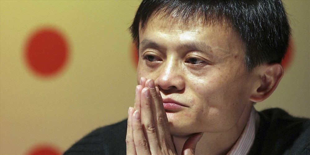 Tuy nhiên, hai công ty liên doanh đầu tiên đều khiến Jack Ma nhận thất bại. Sau đó ông tiếp tục tập hợp 17 người bạn và thuyết phục họ hãy cùng ông đầu tư để cho ra đời chợ trực tuyến Alibaba - trang web cho phép các nhà xuất khẩu đăng các sản phẩm lên để khách hàng có thể mua trực tuyến. Ảnh: Businessinsider