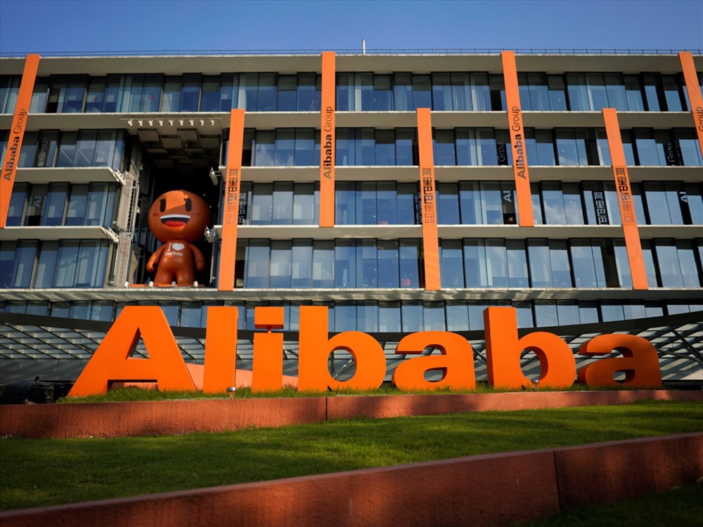 Theo CNBC, Alibaba hiện niêm yết trên sàn chứng khoán New York với mức vốn hóa lên đến hơn 460 tỉ USD. Sự thành công của Jack Ma như một lời khẳng định chắc nịch: “Thành công sẽ đến nếu bạn theo đuổi đam mê“.