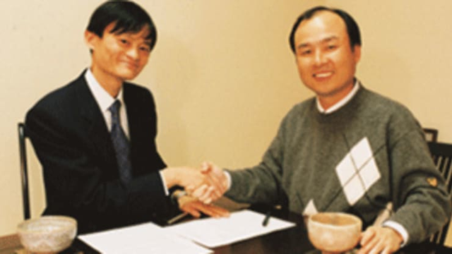 Không lâu sau, dịch vụ mua sắm của Jack Ma thu hút thành viên trên khắp thế giới. Đến tháng 10.1999, công ty đã kêu gọi được 5 triệu USD từ Goldman Sachs và 20 triệu từ SoftBank - một công ty viễn thông Nhật Bản chuyên đầu tư vào các công ty công nghệ.