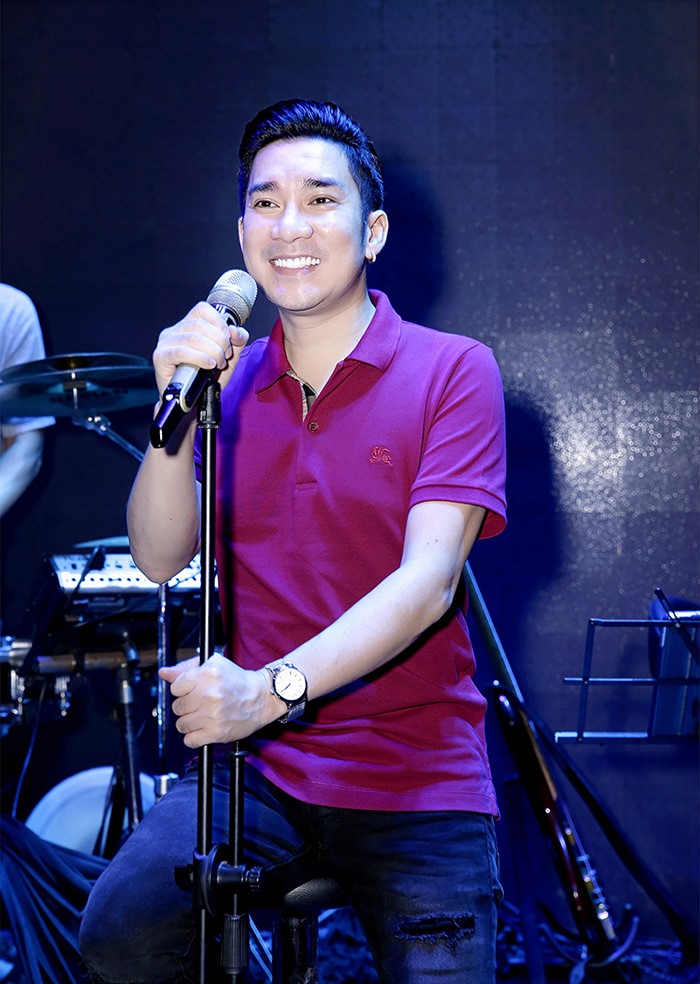 Nam ca sĩ Quang Hà khá lo lắng trước đêm nhạc, nhưng anh bày tỏ niềm vui khi được khán giả ủng hộ nhiệt tình.