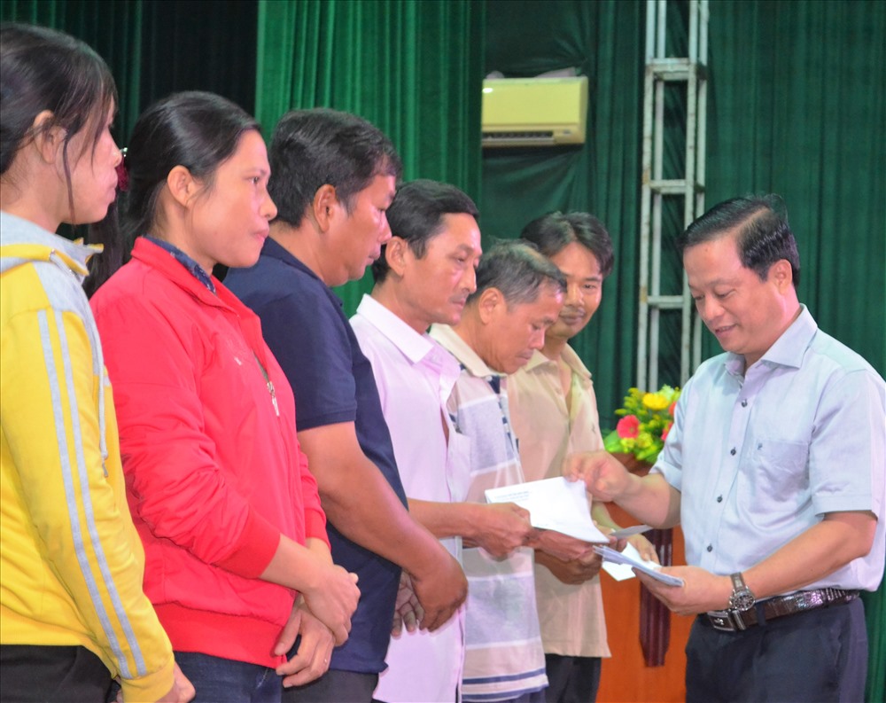 Phó chủ tịch UBND tỉnh Bình Định Nguyễn Tuấn Thanh và Chủ tịch LĐLĐ Bình Định trao tiền hỗ trợ cho công nhân lao động khó khăn