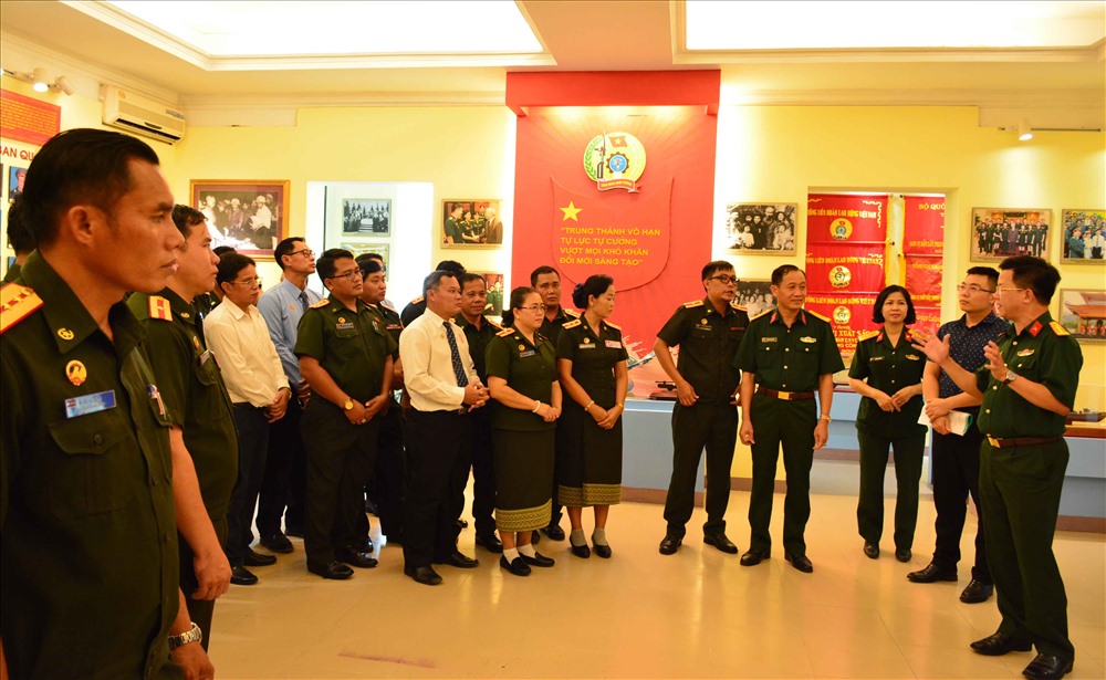 Đoàn cán bộ công đoàn Quân đội nhân dân Lào tham quan Phòng truyền thống Công đoàn Quốc phòng. Ảnh: Q.T