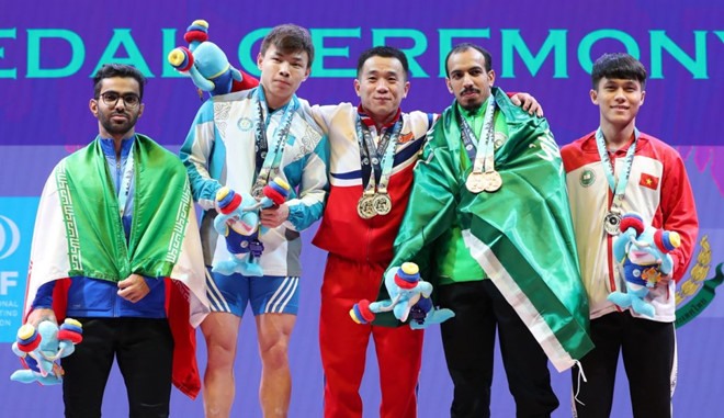 Nguyễn Trần Anh Tuấn (ngoài cùng bên phải) nhận HCB cử giật giải vô địch thế giới.