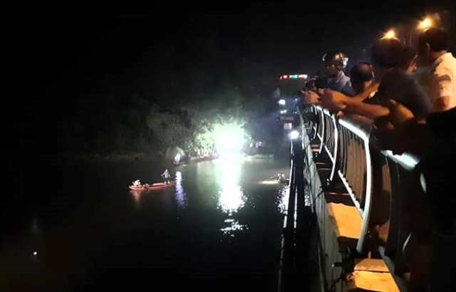 Lực lượng chức năng dùng thuyền để tổ chức tìm kiếm nạn nhân