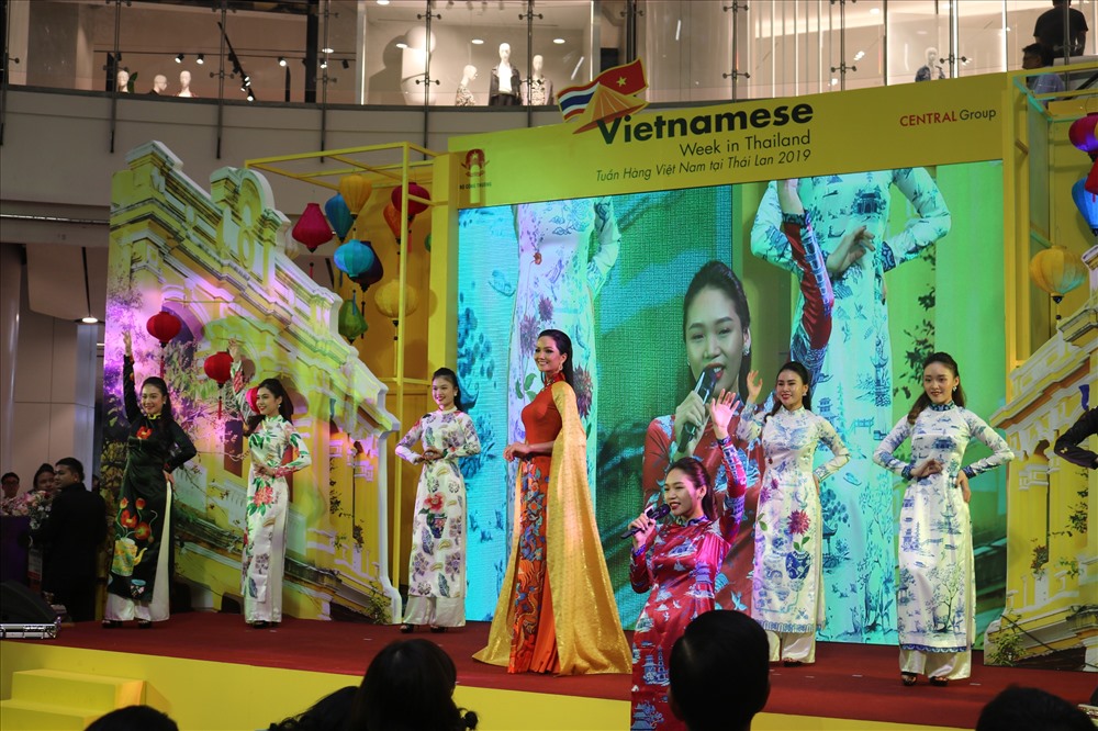 Áo dài Việt Nam được giới thiệu tại Tuần hàng Việt tại Thái Lan. Ảnh: Thanh Tân