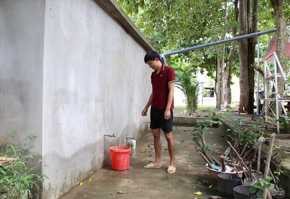 Chiếc bể trữ nước mưa của Trường THPT A Túc phục vụ cho 22 cán bộ giáo viên ở khu nội trú chỉ vài tháng sau mùa mưa là cạn nước. Ảnh: Hưng Thơ.