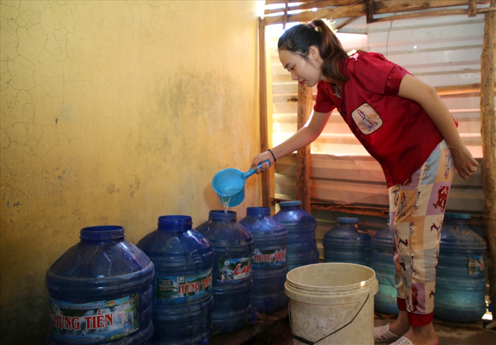Ăn uống thì cô giáo Sen mua nước bình, tắm giặt, vệ sinh thì chấp nhận dùng nước nhiễm vôi. Ảnh: Hưng Thơ.