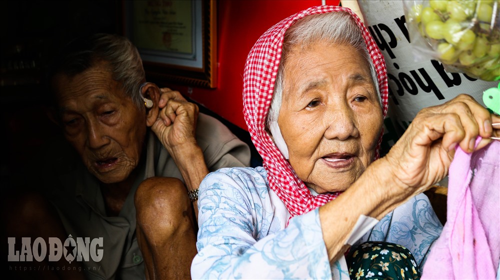 Cụ ông là Nguyễn Văn Tám (90 tuổi), vẫn còn nói chuyện minh mẫn nhưng hơi nặng tai, ai nói gì cụ phải hỏi đi hỏi lại 2-3 lần mới nghe rõ. Cụ là Phạm Thị Ngừng (88 tuổi) tóc bạc trắng, mắt đã mờ, muốn lấy thứ gì phải nhờ ông lấy hộ.