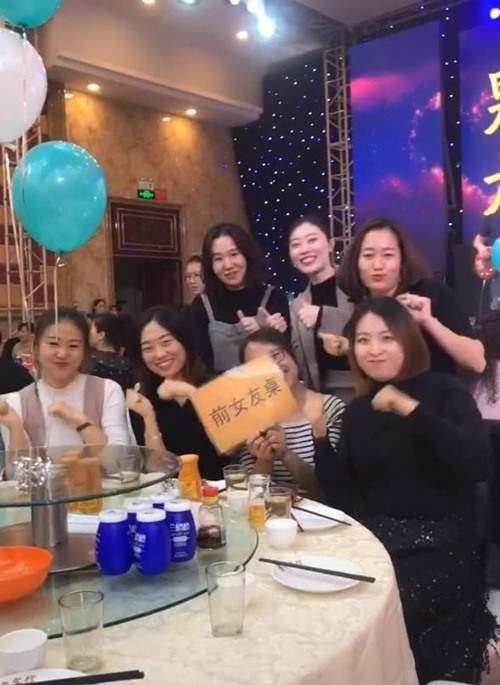 Chú rể mời những cô bạn gái cũ đến tiệc cưới của mình. Ảnh: Weibo