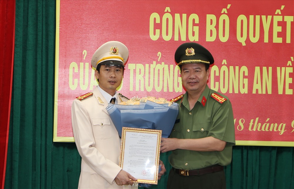 Đại tá Nguyễn Văn Trung trao quyết định cho Thượng tá Lê Văn Tuấn.