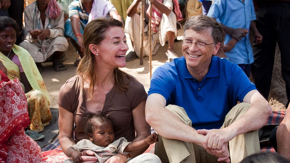 Thành tích này của Bill Gates đã cho thấy, mặc dù đã chi ra tới 35 tỉ USD – một số tiền cực kỳ khổng lồ cho các hoạt động thiện nguyện trên khắp thế giới, tỉ phú này không hề “nghèo” đi. Trái lại, khối tài sản của Bill Gates vẫn đang ngày càng tăng lên theo từng ngày, phần lớn là nhờ vào các khoản đầu tư hiệu quả ở thị trường chứng khoán. Ảnh: CNN