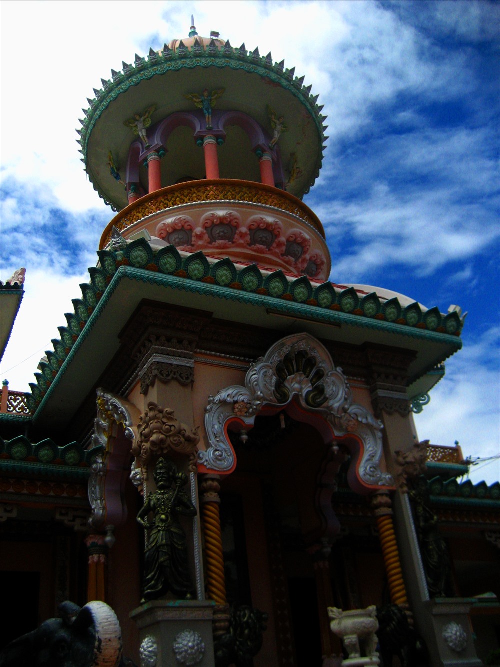 Kiến trúc đặc trưng của chùa Tây An là sự kết hợp Ấn - Việt. Ảnh: Lục Tùng