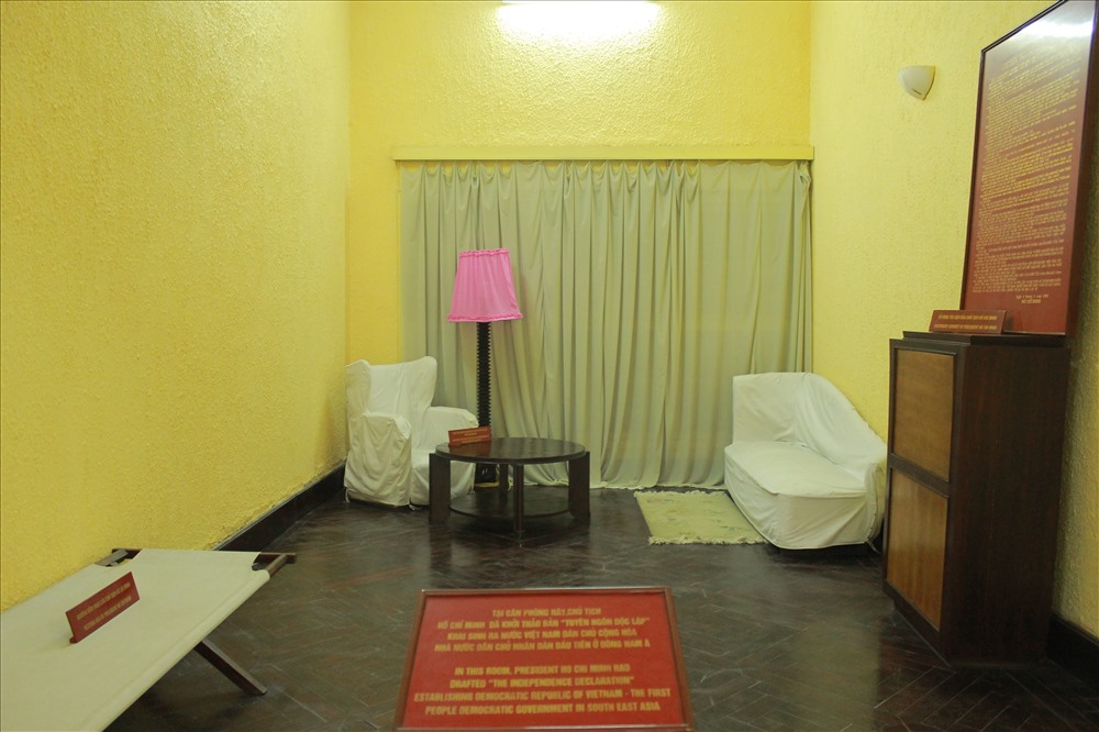 Một căn phòng khác trong tầng 2 là nơi Bác Hồ khởi thảo Bản Tuyên ngôn Độc lập, khai sinh nước Việt Nam Dân chủ Cộng hòa, nhà nước Dân chủ nhân dân đầu tiên ở Đông Nam Á. Căn phòng còn có 1 tủ nhỏ, 1 chiếc giường nằm nghỉ.