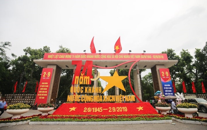 Trong không khí cả nước chào mừng 74 năm Quốc khánh nước Cộng hòa xã hội Chủ nghĩa Việt Nam, phố phường Hà Nội khoác lên mình màu áo mới với cờ đỏ, sao vàng.