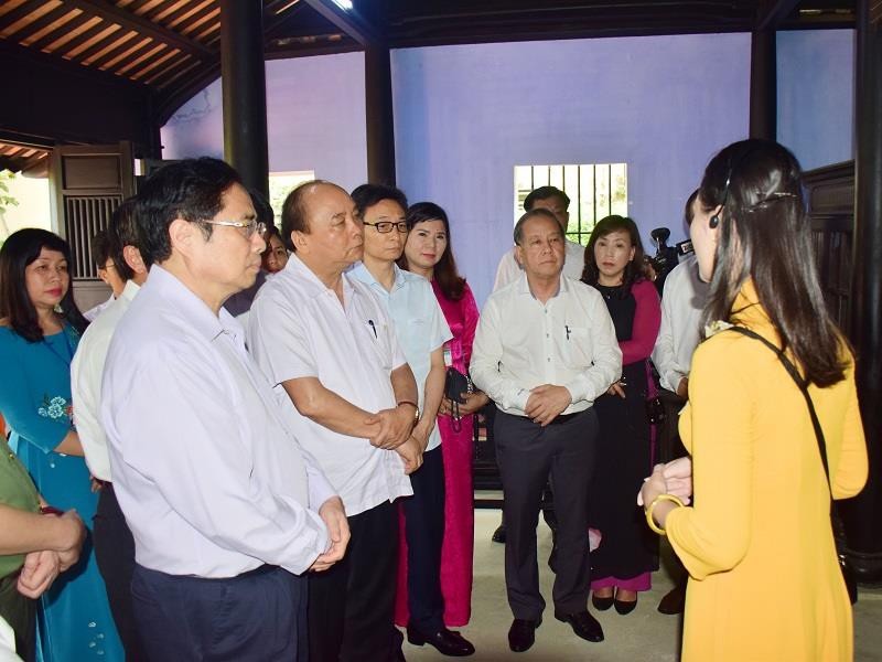 Thủ tướng Nguyễn Xuân Phúc thăm nhà lưu niệm Chủ tịch Hồ Chí Minh tại Huế. Ảnh: N.M.