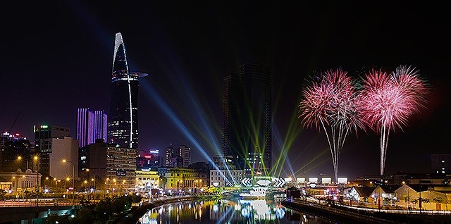 Cầu Thủ Thiêm dài 1.250 m nối quận Bình Thạnh và Quận 2, là một địa điểm quen thuộc được người dân Sài Gòn lựa chọn để ngắm pháo hoa vào mỗi dịp lễ, Tết vì có chiều cao, không gian thoáng đãng. Ảnh: ST.