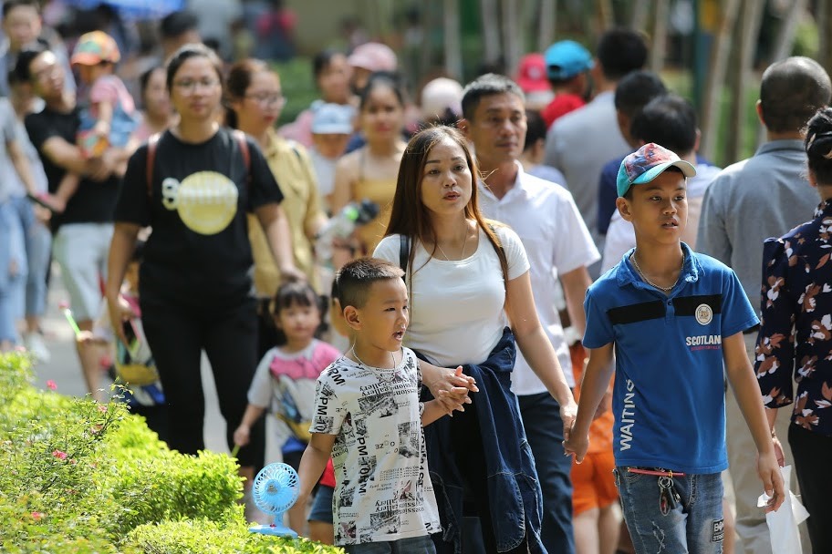 Thay vì đi du lịch xa thì những công viên quanh Hà Nội cũng là điểm đến được nhiều gia đình lựa chọn để nghỉ ngơi, vui chơi.