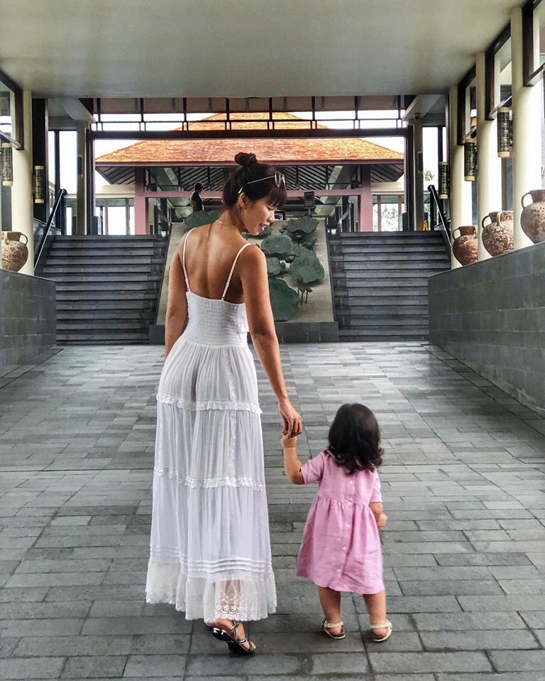 Siêu mẫu Hà Anh đang tận hưởng chuyến đi ngọt ngào cùng ông xã và cô con gái nhỏ tại vịnh Lăng Cô. Ảnh: FBNV.