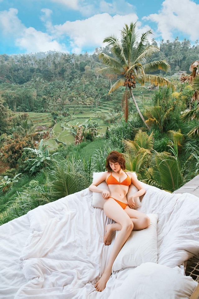 Trong những ngày nghỉ lễ, Ngọc Trinh có chuyến nghỉ dưỡng tại Bali cùng ông bầu Vũ Khắc Tiệp. Trong kì nghỉ, Ngọc Trinh đã “tranh thủ” khoe thân hình nóng bỏng với những bộ bikini hai mảnh. Ảnh: FBNV.