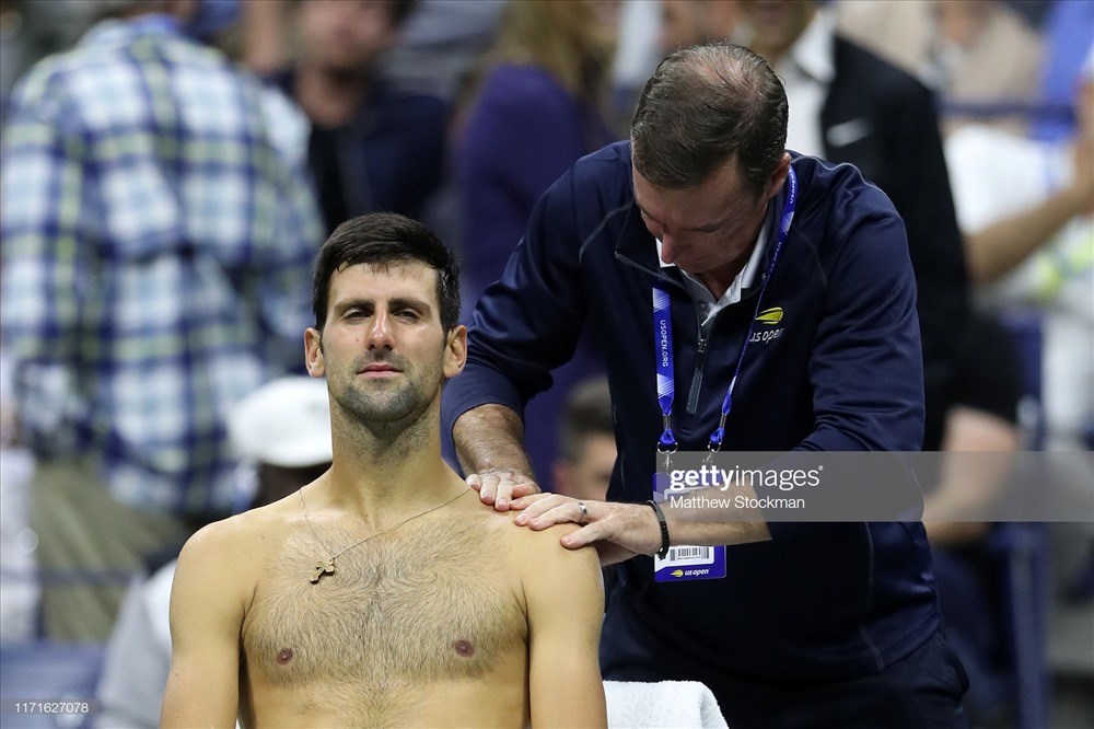 Chấn thương khiến Djokovic phải nhường lại tấm vé tứ kết cho Wawrinka. Ảnh: Getty.