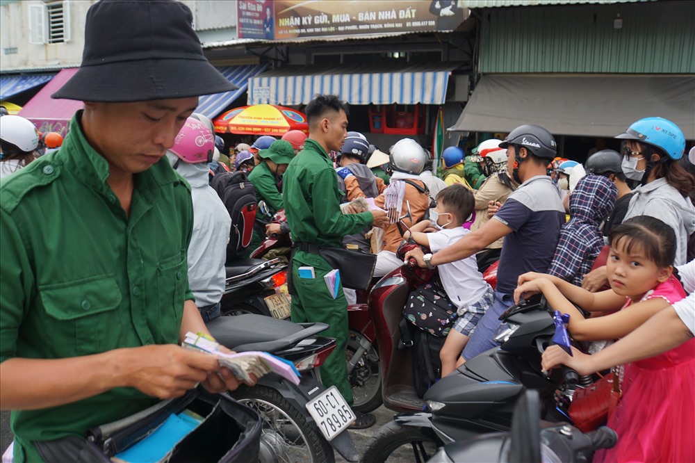 Nhân viên bán vé qua phà cũng được huy động “ngắt” thành nhiều đoạn bán vé nhằm giãn dòng xe.