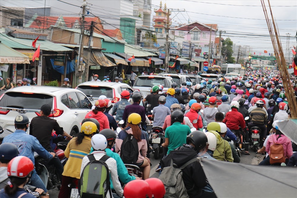 Dòng xe ken kín mặt đường chờ qua phà Cát Lái phía huyện Nhơn Trạch (Đồng Nai).