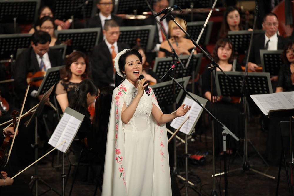 Nối tiếp chương trình, ca khúc “Hà Nội Huế Sài Gòn” của nhạc sĩ Hoàng Vân từng quen thuộc với bao thế hệ khán giả yêu nhạc được thể hiện qua giọng hát đầy nội lực của ca sĩ Phạm Thùy Dung và Dàn nhạc Giao hưởng Việt Nam.