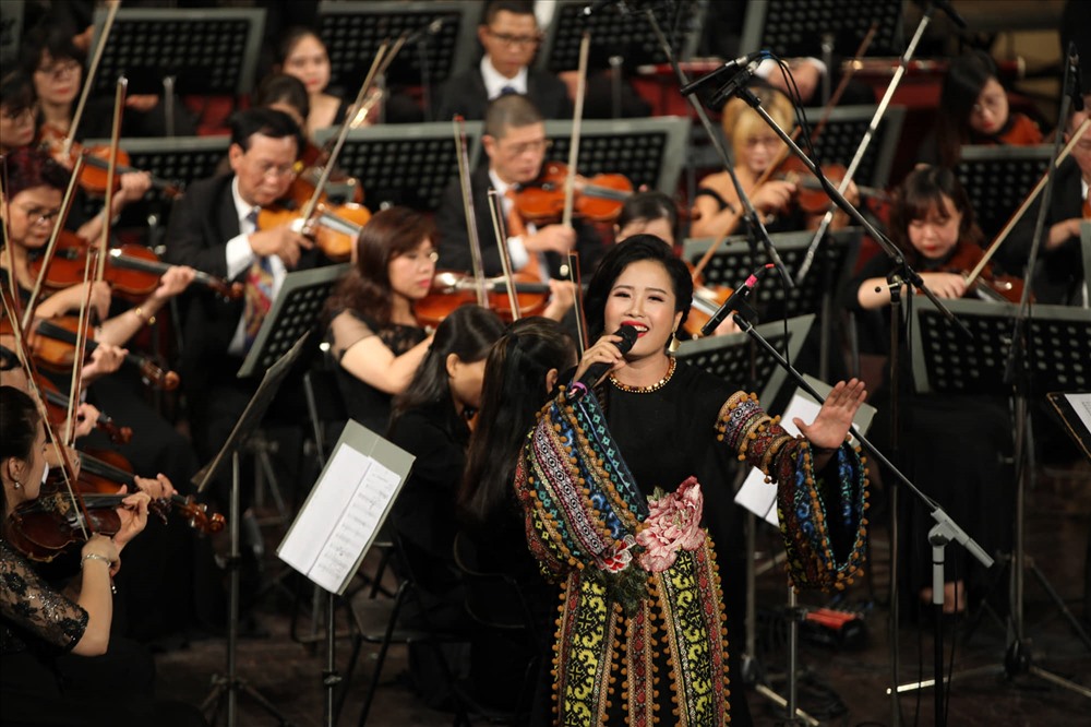 Trần Hồng Nhung, một trong 3 nữ ca sĩ trẻ lần đầu được mời biểu diễn trong hòa nhạc Điều còn mãi tiếp nối chương trình với ca khúc “Thăm thẳm mắt Ban Mê“.
