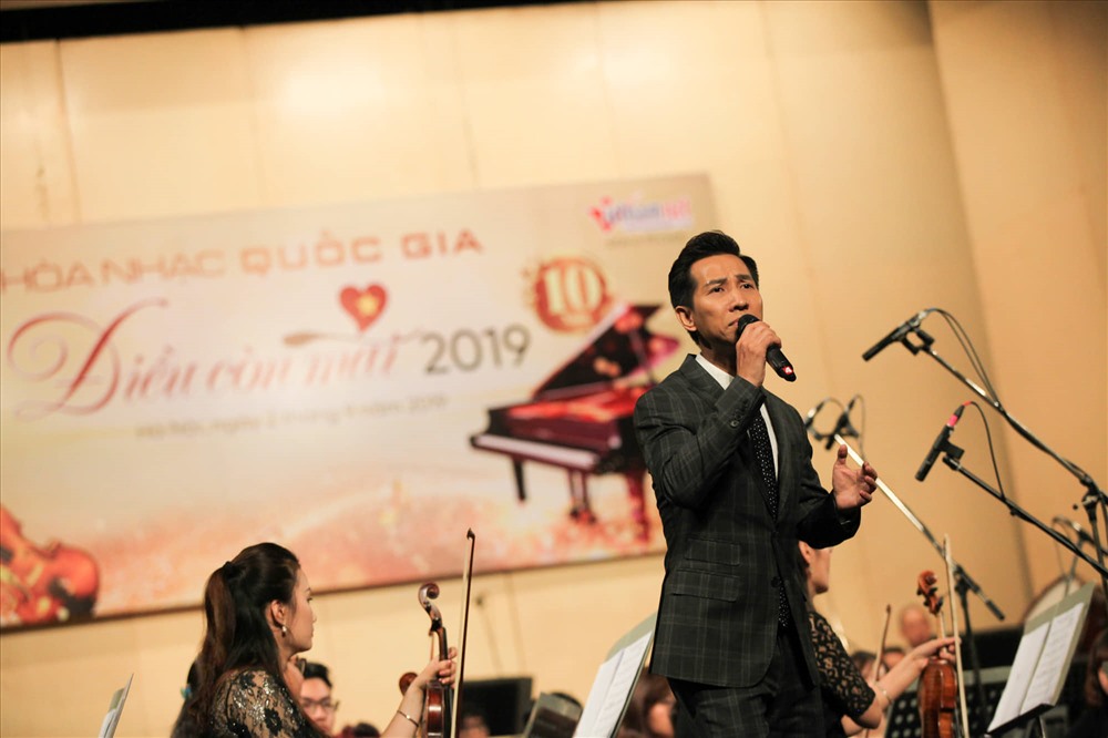 Ca sĩ Lê Anh Dũng trình diễn ca khúc “Sông Lô chiều cuối năm” của nhạc sĩ Minh Quang.