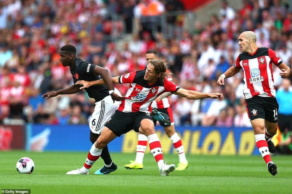 Paul Pogba (áo đen) thực tế đã gặp chấn thương sau trận gặp Southampton và không thể tập trung cùng ĐT Pháp. Ảnh: Getty Images.