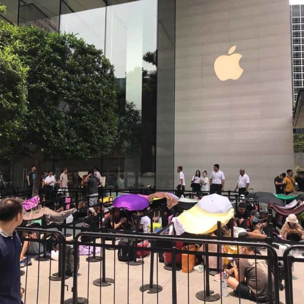 Phải đến 9h sáng nay 20/9 (giờ địa phương) những chiếc iPhone 11 đầu tiên mới được mở bán. Thế nhưng, từ sáng 19/9, hơn 300 người đã tập trung trước cửa Apple Store tại Singapore để xếp hàng chờ mua. (Ảnh: Nustsharenews)