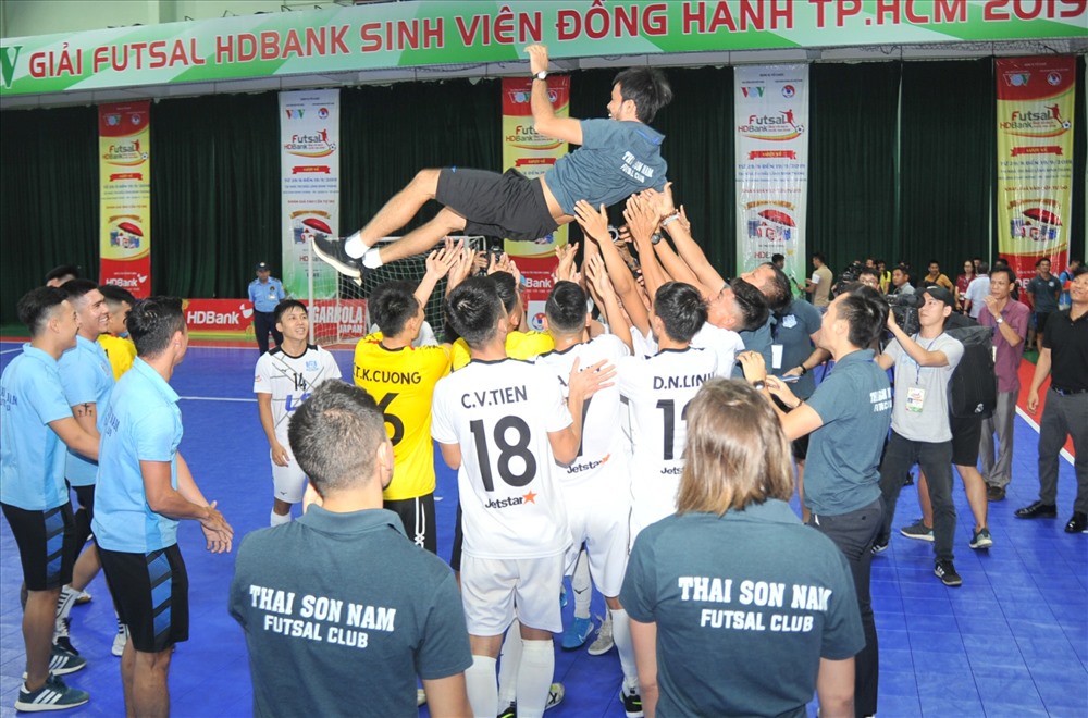 HLV Phạm Minh Giang lần đầu tiên vô địch khi dẫn dắt CLB Thái Sơn Nam. Ảnh: TSB